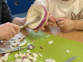 Räben schnitzen im Kindergarten Auwiesen 2024