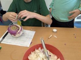 Räben schnitzen im Kindergarten Auwiesen 2024