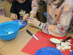 Räben schnitzen im Kindergarten Auwiesen 2024