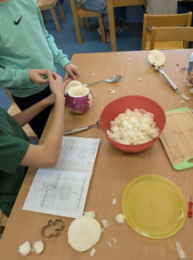 Räben schnitzen im Kindergarten Auwiesen 2024